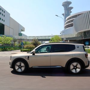 Auf einer Skateboard-Plattform mit 2,90 Metern Radstand aufgebaut, bietet er in der ersten Reihe erstklassigen Sitzkomfort.(SP-X/Benjamin Bessinger)