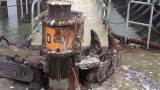 Dieser Fußschalter für die Betätigung einer Winde auf dem Festmacherhaken ist kontinuierlich Salzwasser, Fouling und Möwenkot ausgesetzt – und funktioniert einwandfrei. (Steute Technologies )