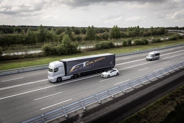 Der Mercedes-Benz Future Truck 2025: Weltpremiere der spektakulären Studie des Lkw von morgen – autonome Fahrt in eine faszinierende Zukunft (Mercedes-Benz)