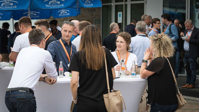 Die Gelegenheit nutzte auch Ulf Büning-Pfaue, (2. v. l.), Serviceleiter beim Autohaus J. Wiest & Söhne und einer der Gewinner beim Automotive Business Award. (Bild: Stefan Bausewein)