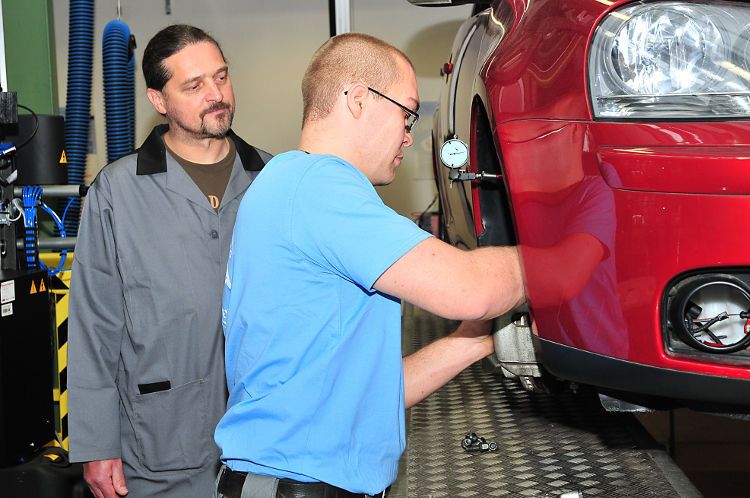 Tom Krüger aus Sachsen-Anhalt bei der Überprüfung eines Radlagers. (Foto: Schmidt)