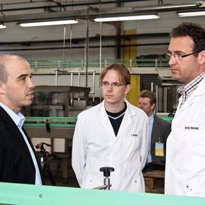SEW-Mitarbeiter Tobias Nittel im Gespräch mit Kühne-Projektbetreuer Tim Heiduk und Manfred Holtmanns, technischer Leiter des Carl-Kühne-Werks in Straelen (v. l.). Der Technology Field Manager Food & Beverage erläutert die Lebensmittel-Sonderausstattung der SEW-Antriebe. 