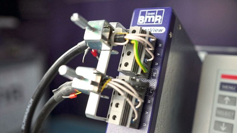 Die Motorphasen laufen über das Gerät, das alle Informationen über Spannungen und Ströme erfasst und speichert, ohne den Ablauf zu beeinträchtigen.  (Bild: BMR)