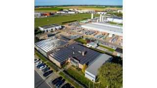 Solarpanels auf den Dächern der Abfüllanlage von Air Products im belgischen Keumiée. (live Emotions Studio/ Air Products)