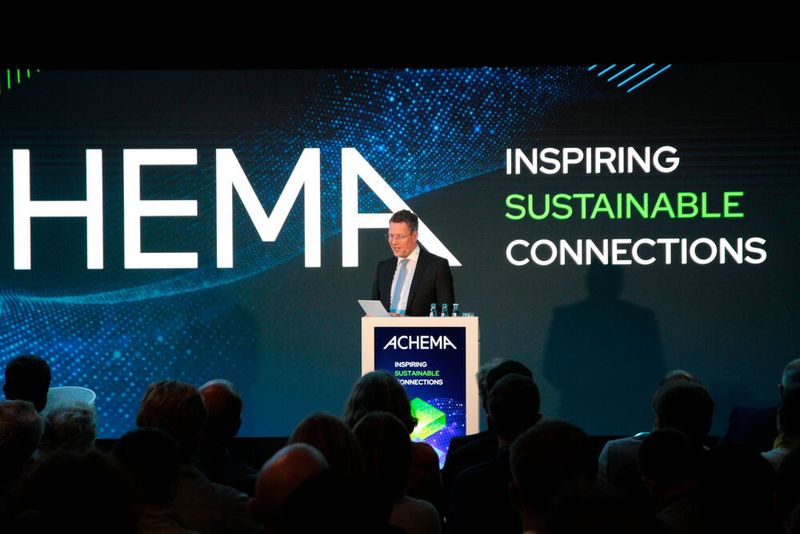 Auch Christoph Degen, Staatssekretär Wissenschaft und Forschung, Kunst und Kultur in Hessen, begrüßte alle Anwesenden und lobte die Verzahnung von Wissenschaft, Forschung und Industrie auf der Messe.  (Bild: Ernhofer / PROCESS)