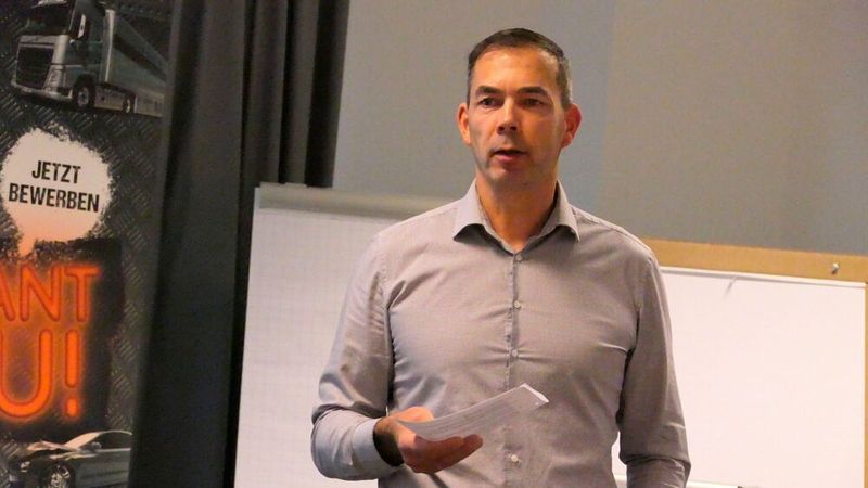 Marko Schrödter, Geschäftsführer Fahrzeugbau Parketin, berichtete vom Ausschuss „Karosserie- und Fahrzeugbau“. (Bild: Wenz - VCG)