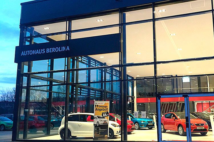 Das zweigeschossige Seat-Autohaus hat eine Bruttogrundfläche samt angeschlossener Werkstatt von 3.250 Quadratmetern. (Foto: Berolina)