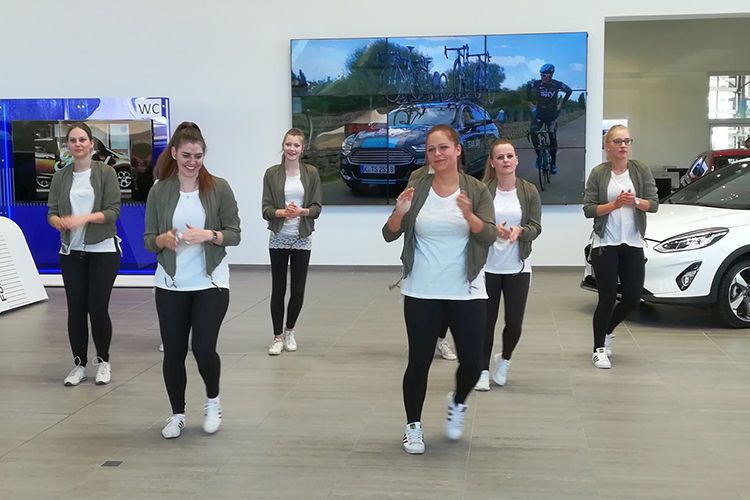 Für Unterhaltung sorgte eine Tanzgruppe aus der Region. (Hermann-Gruppe)