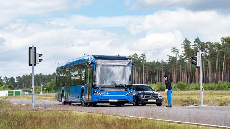 Bei einem von ZF entwickelten System überwachen Radar- und Kamerasensoren den Bereich vor dem Fahrzeug und erkennen u. a. Fußgänger. Droht eine Kollision, wird zunächst der Fahrer gewarnt. Gleichzeitig ertönt im Innenraum ein lautes Warnsignal.(Bild:  ZF)