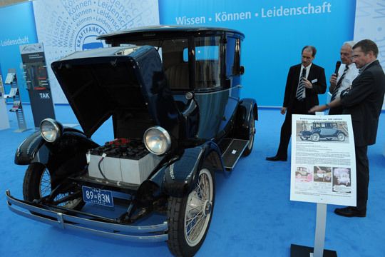 Am ZDK-Stand gab es ein besonderes Exemplar zu sehen: Ein Elektromobil, das die US-Firma Detroit Electric bereits 1915 auf den Markt brachte. (Archiv: Vogel Business Media)