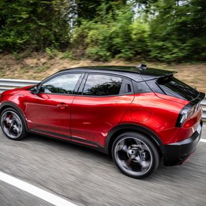 Der nur im Innenraum hörbare künstliche Motorsound klingt kernig, aber nicht aufdringlich.(Bild:  Alfa Romeo_Stellantis)