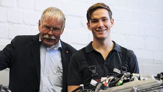 Wettbewerb beendet: (v. li.) Prüfungsausschuss-Vorsitzender Georg Petersen mit dem Sieger Michael Kropa. (Bild: Kfz-Gewerbe Schleswig-Holstein)