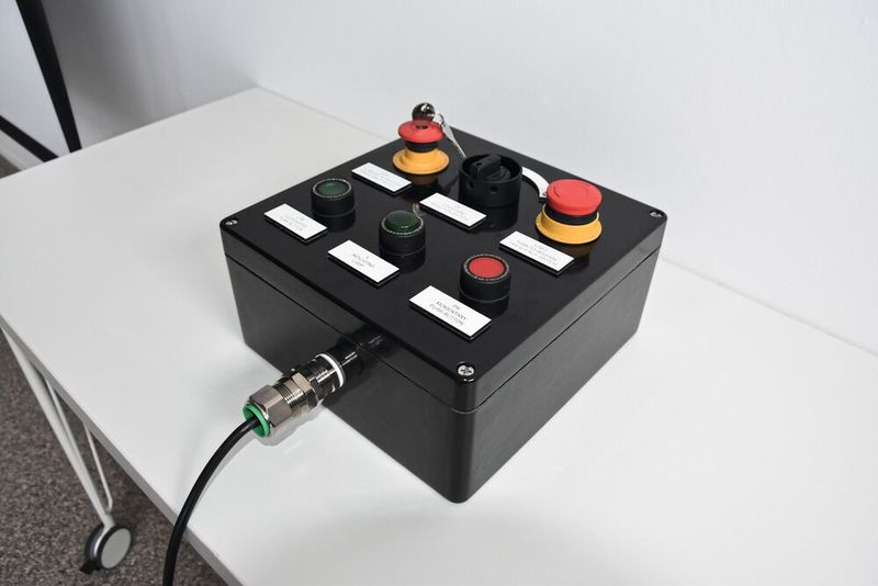 Die neuen explosionsgeschützten Wahlschalter und Druckknöpfe von Rose werden u.a. in Ex-Control Stations integriert. (Bild: Rose Systemtechnik GmbH)