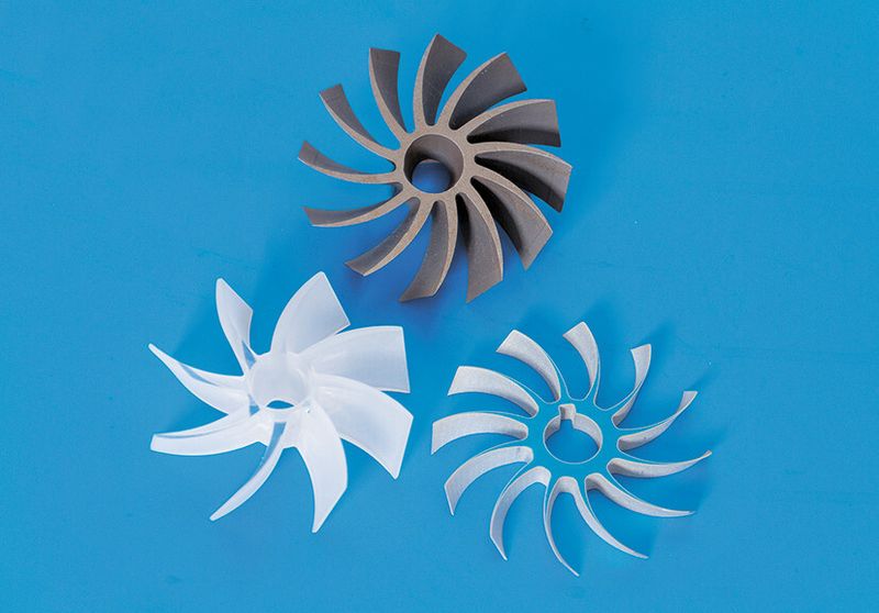 Mit dem 3D-Wasserstrahlschneiden hergestellte Schaufelräder aus 18 mm dickem Stahl (oben), 22 mm dickem Acrylglas (unten links) und 8 mm dickem Aluminium (unten rechts). (Knuth)