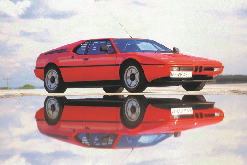 Am 4. Oktober 1978 wurde auf dem Pariser Automobilsalon der BMW M1 erstmals Presse und Öffentlichkeit vorgestellt. Er war der erste BMW mit der Bezeichnung „M“. (Bild: BMW)