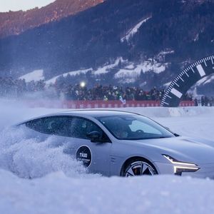 In der Standardversion schicken die beiden Elektromotoren zusammen 550 Kilowatt an die vier Räder, die Performance-Version leistet 650 Kilowatt.(Bild:  Polestar)