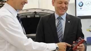 Drei, die für die Rechte Freier Werkstätten kämpfen: (v. li.) Neofitos Arathymos, ZDK-Geschäftsführer Technik, Wilhelm Hülsdonk, Bundesinnungsmeister, und das neue „Euro DFT“ – hier bei der Präsentation auf der Automechanika. (Foto: Mack)