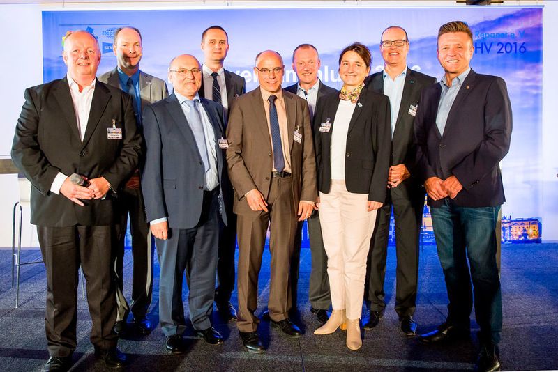(v.l.): Andreas Keller (Axalta), Thomas Randohr (Lack Consult), Dr. Albert Bill (BFL), Gerald-Alexander Beese (KTI), Dr. Christoph Lauterwasser (AZT), Peter Börner (ZKF), Magarita Debus (Axalta), Lutz Poncelet (Axalta) und Wilhelm Hülsdonk (ZDK). (Udo Geisler)
