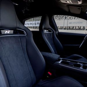 Die Schalensitze stammen aus dem Ioniq 5 N, sitzen in der flacheren Limousine aber niedriger. Das verbessert die Fahrerposition.(Bild:  Hyundai)