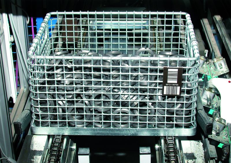 Bild 2: Sämtliche der mehr als 1000 unterschiedlichen Teile aus der Produktion werden in speziell gefertigten Gitterkörben transportiert und gelagert. (Archiv: Vogel Business Media)