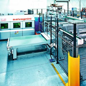 Bild 3: Auf einer Fläche von nur 154 m² werden bei Solvaro die zu bearbeitenden Bleche automatisch be- und entladen.