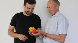 Prof. Wolfgang Kollenberg (re) betrachtet mit Doktorand Dominik Polsakiewicz zwei der filigranen, zerbrechlichen Versuchskörper Bild: Hochschule/Tritschler (Archiv: Vogel Business Media)