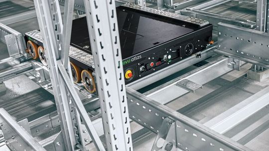 La solution mise en œuvre sur le site de Rumst associe Movu Atlas, un système de stockage et de prélèvement automatisé (ASRS) de nouvelle génération basé sur des navettes, au premier déploiement complet de Movu OPS, le logiciel d’exécution logistique (WES).(Source :  Movu Robotics)