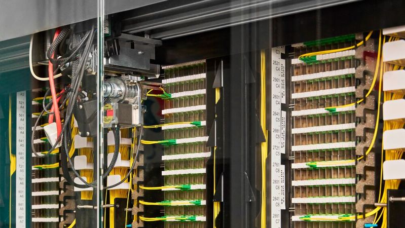 DE-CIX beschäftigt nicht nur mehr als 250 Mitarbeiter:innen aus mehr als 35 Nationen, die Strippen ziehen, sondern auch Patch-Roboter. (Bild:  DE-CIX)