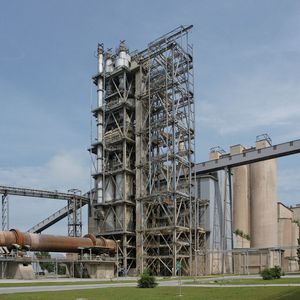 Bild 1: Transportieren, lockern, mischen: Im Zementwerk Karsdorf von Lafarge geht nichts ohne Druckluft. Für den Druckbereich zwischen 1 und 1,5 bar setzt das Unternehmen jetzt Delta-Hybrid-Drehkolbenverdichter ein.