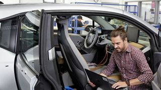 Der „Happiness Index“ und das Arbeitgeber-Ranking „Young Professional Survey“ von Universum zeigen, dass die Automobilindustrie bei jungen Berufstätigen nach wie vor als attraktive Brachne gilt. (BMW)