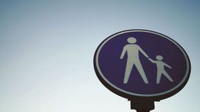 Moderne Notbremsassistenten kombinieren Radar- und Kameradaten, um Fahrzeuge, Fußgänger und Radfahrer in Echtzeit zu erkennen und bei drohenden Kollisionen automatisch eine Bremsung einzuleiten. (Bild: frei lizenziert)