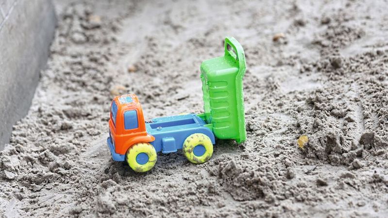 Eine Sandbox begrenzt die Handlungsmöglichkeiten eines KI-Agenten, ist aber keine undurchdringliche Barriere. Erst mehrere unabhängige Schutzebenen verhindern, dass ein Ausbruch unmittelbar den Zugriff auf produktive Systeme ermöglicht.(Bild:  frei lizenziert / Pexels)