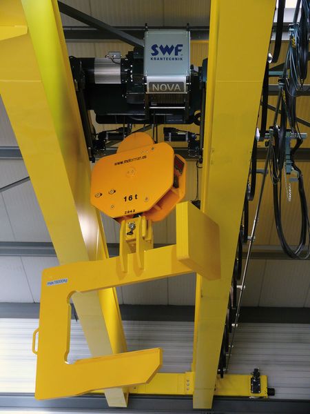 Zweiträger-Brückenkran mit Elektroseilzug NOVA mit Sonderhakenflasche und Lastpendeldämpfung Sway Control für das Coil-Handling. (SWF)