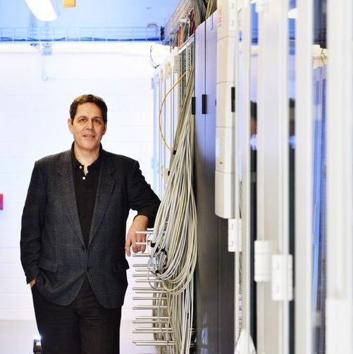 Idee in der Kantine: Bruce Allen, Direktor am Max-Planck-Institut für Gravitationsphysik in Hannover, diskutierte im Jahr 1999 beim Essen mit einem Kollegen über die Möglichkeit, Daten von Gravitationswellendetektoren durforsten zu lassen. Daraus entstand schließlich das Projekt Einstein@Home, an dem bisher mehrere Hunderttausend Menschen weltweit teilgenommen haben. Der Atlas-Cluster, neben dem Allen hier steht, spielt in dem Netzwerk eine zentrale Rolle. Idee in der Kantine: Bruce Allen, Direktor am Max-Planck-Institut für Gravitationsphysik in Hannover, diskutierte im Jahr 1999 beim Essen mit einem Kollegen über die Möglichkeit, Daten von Gravitationswellendetektoren durforsten zu lassen. Daraus entstand schließlich das Projekt Einstein@Home, an dem bisher mehrere Hunderttausend Menschen weltweit teilgenommen haben. Der Atlas-Cluster, neben dem Allen hier steht, spielt in dem Netzwerk eine zentrale Rolle.