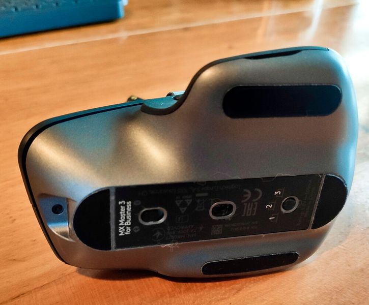 Bei der Maus sitzt der Umschalter für bis zu drei Rechner auf der Unterseite. (Bild: Vogel IT-Medien)