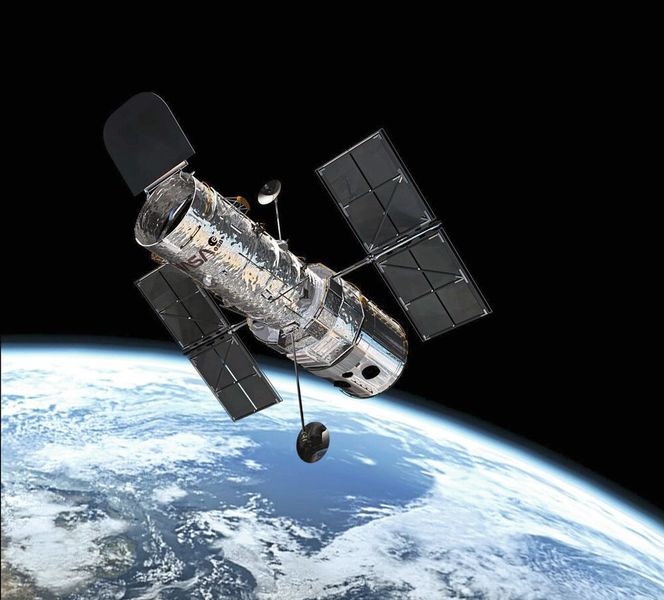 Die ersten flügelartigen Solarpaneele bestanden aus 15 flexiblen Solarzellen, die an beiden Seiten des HST angebracht wurden. (ESA)