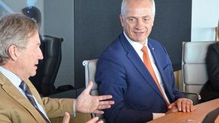 Dirk Weddigen von Knapp und VW-Vertriebschef Thomas Zahn präsentierten gemeinsam in Wolfsburg die Eckpunkte des neuen Händlervertrags. (Bild: Rehberg / »kfz-betrieb«)