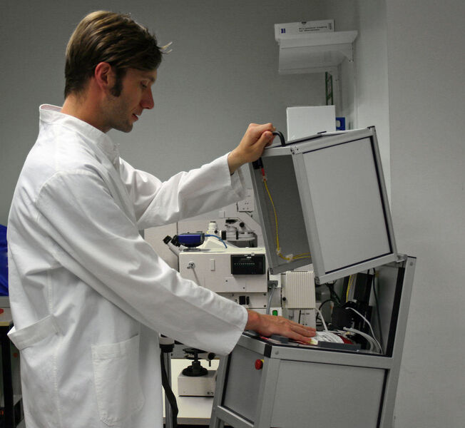 Stephan Koch, wissenschaftlicher Mitarbeiter bei LMTB, arbeitet am Prototyp eines Blutbeutelsensors. (Bild: LMTB)