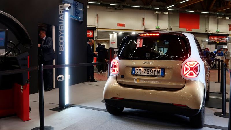 Am Messestand von Cemb war ein Karosseriescanner zu sehen, der speziell für die Fahrzeugannahme entwickelt wurde und ungerechtfertigte Forderungen von Kunden im Stil von „diese Delle ist neu“ entlarvt. Er zeichnet Videos der durchfahrenden Fahrzeuge auf, die später als Gegenbeweis dienen können. (Bild: Diehl – VCG)