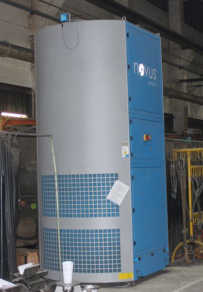Der Airtower mit neuem Raumluftsensor (oben) in der Kreisel-Produktionshalle. (Novus)