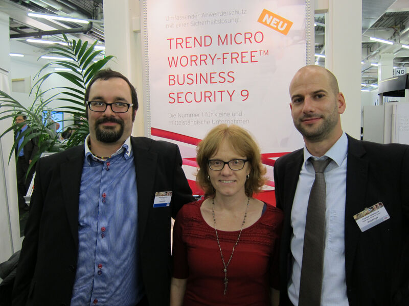 (v. l.) Helge Husemann und Claudia Loche, Trend Micro, mit Thomas Haberecht, Ingram Micro    (Bild: IT-BUSINESS)
