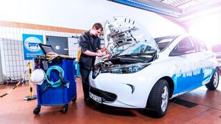 Arbeiten an E-Autos sind zeitintensiver und kosten deshalb mehr. Wie die einzelnen Kfz-Werkstätten damit umgehen, ist ein Punkt der aktuellen ZDK-Umfrage zu den Stundenverrechnungssätzen. (Bild: ProMotor)