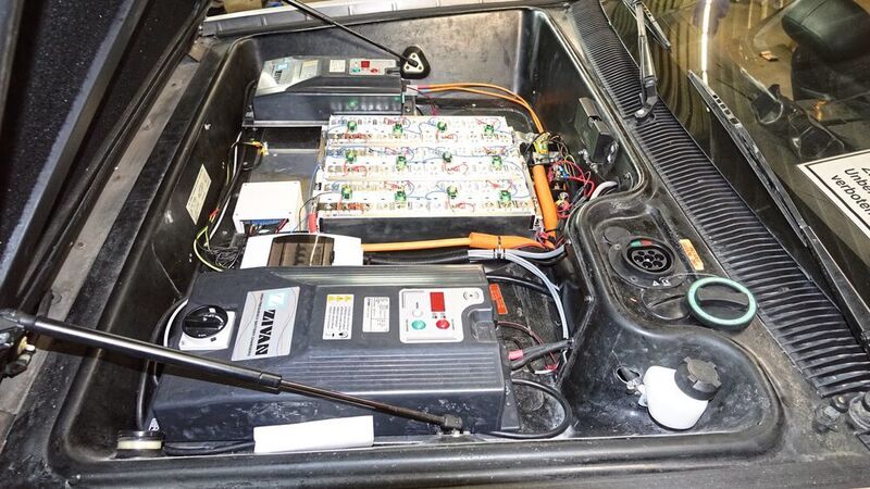 Wie beim Heckmotorfahrzeug 911 gibt es bei Mittelmotorwagen ganz gute Möglichkeiten, Akkus und Ladeeinrichtung unterzubringen. So befinden sich im einstigen Kofferraum des DeLorean nun unter anderem die beiden Batterielader (ganz oben und ganz unten im Bild). (Dominsky/»kfz-betrieb«)