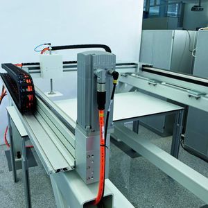 Das Raum-/Flächenportal deckt einen deutlich größeren Arbeitsraum in Rechteckform ab als Robotersysteme in Delta-Kinematik, die nur kreisrunde oder nierenförmige Arbeitsräume bearbeiten können.  Bild: Festo