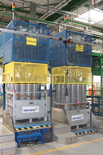 Für die effiziente und sichere Gase-Produktion sind modernste Anlagen im Einsatz: Im Bild Flaschenabfüllung im Werk Lenzburg. (Bild: Messer Schweiz)