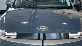 Blick auf die Front des Elektroautos Ioniq 5 von Hyundai. Mit diesen Fahrzeugen will Waymo, bekanntlich Spezialist und Vorreiter in Sachen Robotertaxis, seine Flotte erweitern. Lesen Sie ... (Bild: Hyundai)