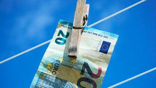 Weil es beim Autokauf um beträchtliche Beträge geht und dieser als Handel mit hochwertigen Gütern gilt, unterliegt das Geschäft dem Geldwäschegesetz. Know-how rund um die Geldwäscheprävention erhalten Händler auf einem TAK-Seminar. (gemeinfrei)