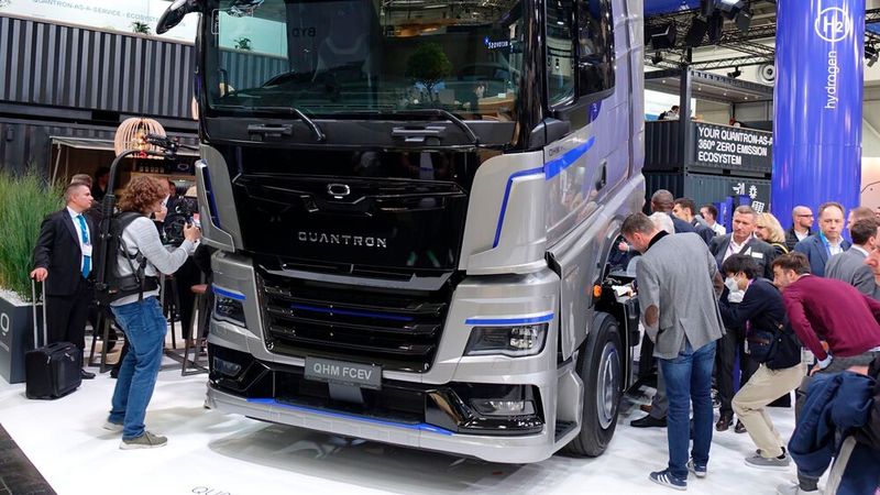 Besonders umlagert war der Stand der Firma Quantron, die Bestands-Lkw klimaneutral umbaut. Star auf dem Stand war das Modell QHM FCEV mit bis zu 1.500 Kilometern Reichweite. (Bild: Rosenow/»kfz-betrieb«)