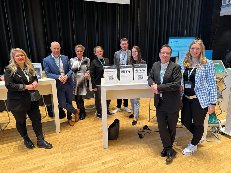 (v. l.) Sonja Hüsemann (Norton) mit ihrem Ex-Team Daniel Thiele, Miriam Freyer, Hanne Kaup, Marvin Wilke, Marina Fieseler, Denny Vahle und Vanessa Schulze (Bild: Vogel IT-Medien)