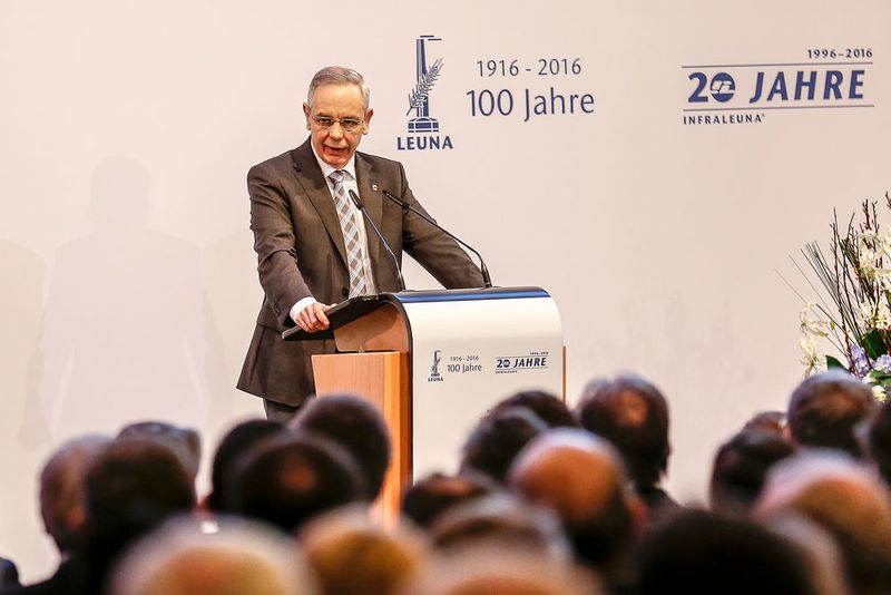 Michael Vassiliadis, Vorsitzender der Industriegewerkschaft Bergbau, Chemie, Energie, erinnerte in seinem Begleitwort an die wichtige Rolle der Gewerkschaft in der schwierigen Zeit des Umbruchs. (Bild: Marco Junghans)